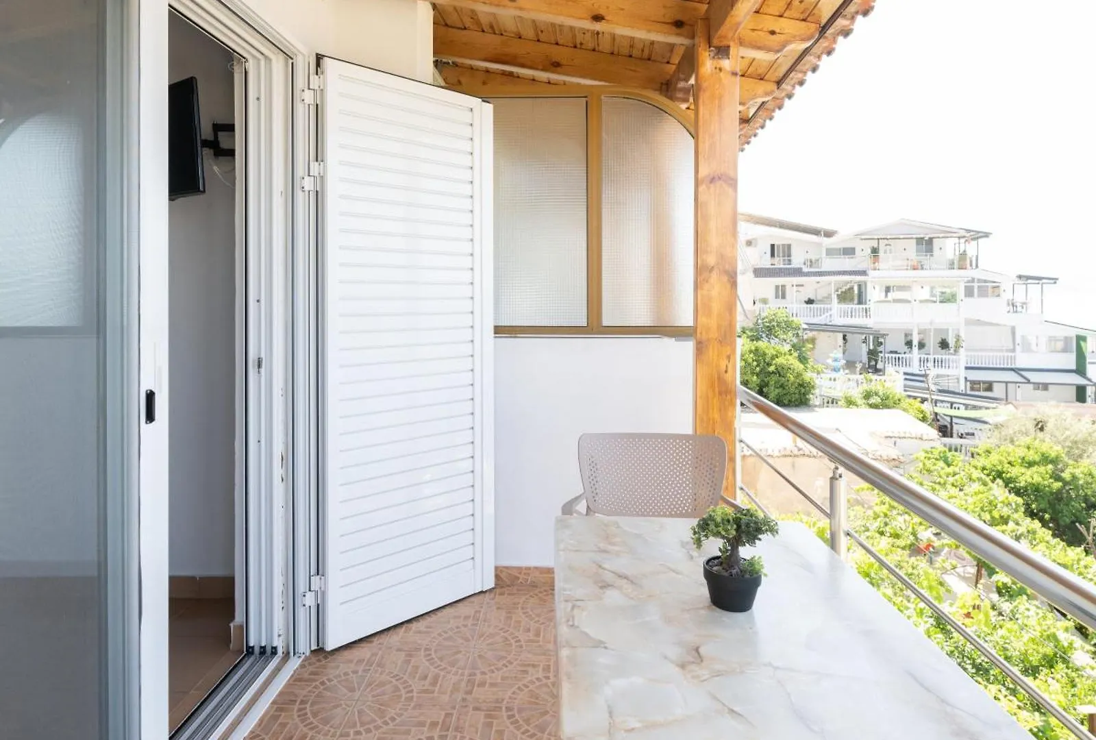 Apartment Qeparo Pano Rooms