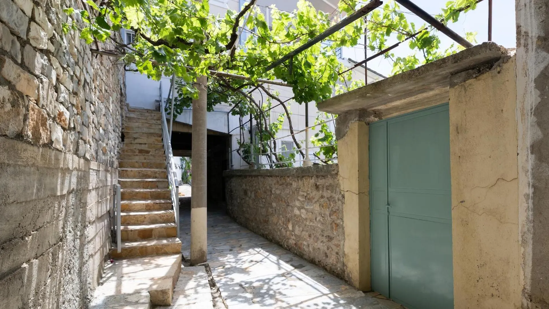 Qeparo Pano Rooms Apartment