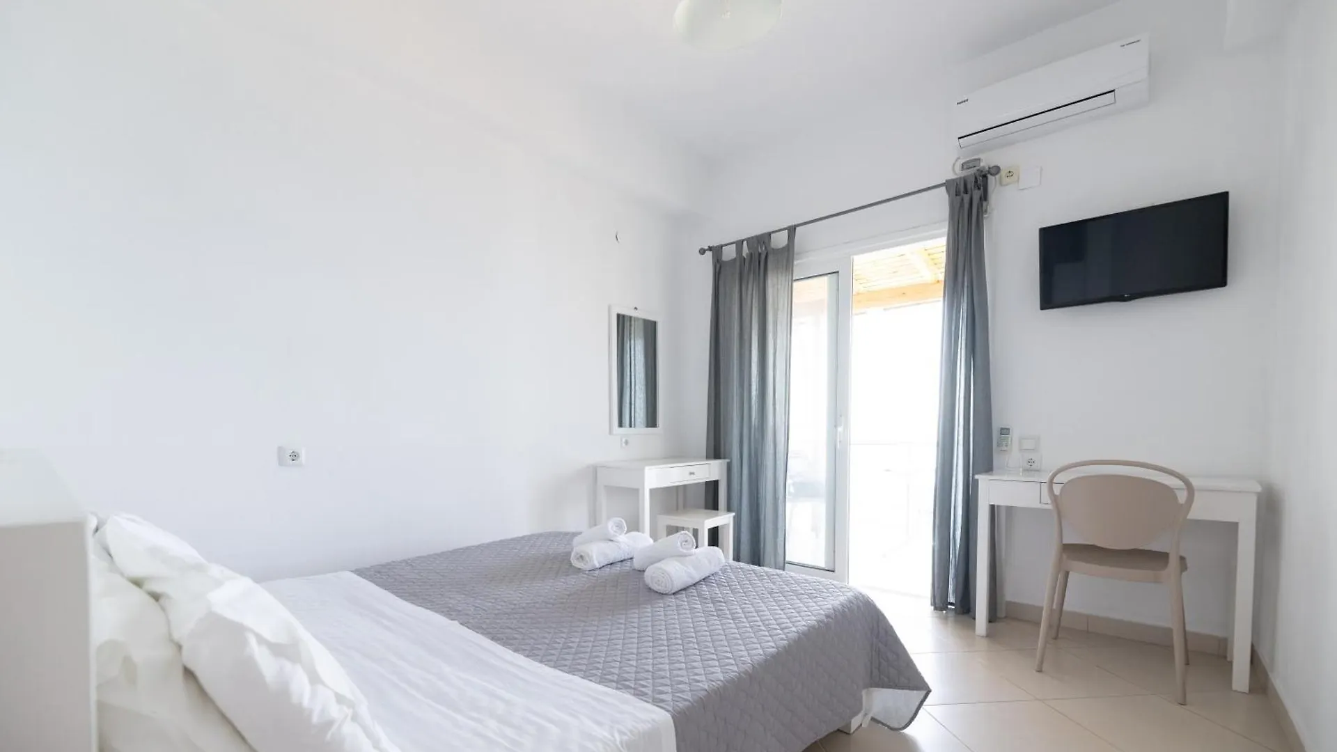 Qeparo Pano Rooms 0*,
